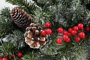 พวงหรีดคริสต์มาสประดิษฐ์แบบทันสมัยเป็นมิตรกับสิ่งแวดล้อม ตกแต่งด้วยโคนต้นสนและผลเบอร์รี่สีแดง ขายดี มีบริการสั่งทำได้ - Product Image 2