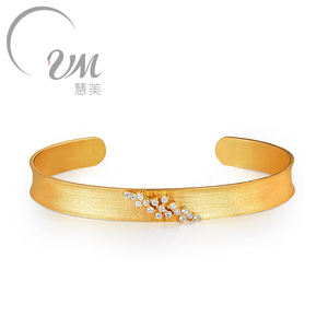 สร้อยข้อมือทองคำแท้ 18K ประดับเพชร รูปดาว ลายตอกแบบวินเทจ ดีไซน์สวยหรู สำหรับทั้งชายและหญิง - Product Image 1