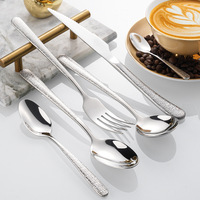 Ensemble de couteaux, fourchettes et cuillères en acier inoxydable 304 à finition martelée élégante, détails à motif diamant, finition miroir, couteaux à steak épaissis