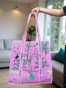 กระเป๋าโท้ทสำหรับผู้หญิง ออกแบบมาเพื่อเข้ากับไลฟ์สไตล์ยุคใหม่ พร้อมพื้นที่ภายในกว้างขวาง สะดวกสบายในการใช้งาน และดีไซน์ที่ดูเรียบง่าย - Product Image 5