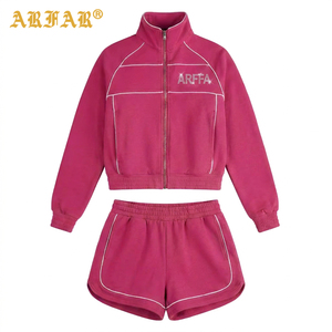 Ensemble de survêtement pour femme avec strass thermocollants personnalisés, veste zippée à col montant et passepoil contrastant, short Dolphin, tenue de sport 2 pièces pour femme - Product Image 3