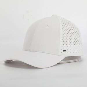 Gorra de Béisbol Personalizada OEM de 6 Paneles, Blanca, con Perforaciones Cortadas a Láser, Impermeable, con Logotipo de Goma, Cierre Trasero Ajustable, Estilo Dad Hat - Product Image 1