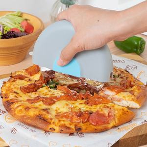 Cortador de <span class=keywords><strong>Pizza</strong></span> de acero inoxidable en stock de fábrica, cubierta protectora, rueda de <span class=keywords><strong>Pizza</strong></span>, herramienta para hornear, cortador de tartas para bodas, herramienta de Metal - Product Image 4