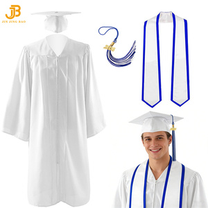 Robe de graduation et toque blanches mates pour lycée et université avec stola et bordure bleu roi à vendre - Product Image 1