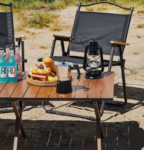 <span class=keywords><strong>La</strong></span> <span class=keywords><strong>table</strong></span> pliante peut être transportée à une seule main par les filles. Il est également facile à installer pour les réunions de famille ou le <span class=keywords><strong>camping</strong></span> en plein air. - Product Image 6