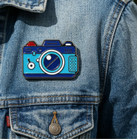 Pins de revers en émail en forme d'appareil photo de dessin animé en métal, accessoires cadeaux pour enfants, médailles commémoratives culturelles amusantes de la ville