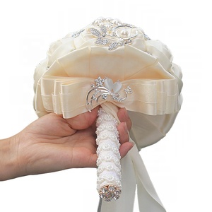 Bouquets <span class=keywords><strong>de</strong></span> fleurs artificielles en soie bleu marine et <span class=keywords><strong>ivoire</strong></span> 18cm, fait à la main, soutien <span class=keywords><strong>de</strong></span> <span class=keywords><strong>mariée</strong></span> avec des strass, <span class=keywords><strong>bouquet</strong></span> <span class=keywords><strong>de</strong></span> mariage rond, <span class=keywords><strong>de</strong></span> luxe - Product Image 6