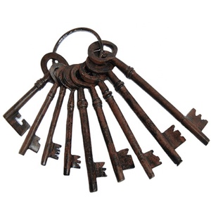 Manojo de llaves vintage hecho a mano de metal rústico con llavero a la venta Manojo de llaves antiguo de Estilo Vintage a la venta - Product Image 1