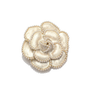 Broche Tridimensional Clásico y Elegante de Aleación Chapado en Oro con Perlas y Camelias Blancas y Negras para Trajes de Mujer - Product Image 5