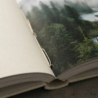 Carnet professionnel personnalisé en cuir végétalien avec logo estampé à sec, reliure cousue Smyth, format ouvert à plat, agenda d'affaires pour entreprises