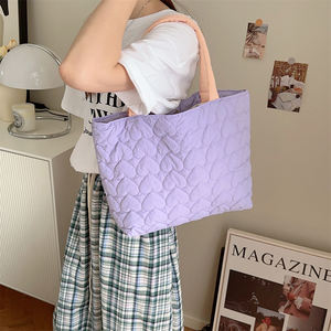 Grand sac fourre-tout matelassé en forme de cœur pour femmes, sac à main en nylon matelassé, sac à bandoulière de couleur bonbon avec fermeture à bouton - Product Image 5
