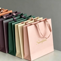 Sac en papier recyclable pour l'emballage de vêtements et de chaussures, carton blanc robuste, capacité de 6 à 9 kg, poignée personnalisée OEM