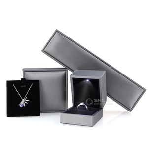 Caja de Joyería de Lujo con Luz LED para Anillos, Colgantes, Pulseras y Collares, en Cuero, de Fábrica - Product Image 2