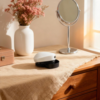 JAMOOZ Ergonomischer Kopfmassagegerät mit Aufbewahrungsbasis, Elektrische Kopfhautpflegebürste mit Vibration, Rotlicht & Dampffunktion