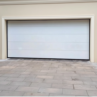 Porte de garage verticale pliante isolée sur mesure en acier galvanisé, pour usage résidentiel et showroom, modèle Crown