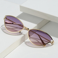 Lunettes de soleil unisexes modernes de style rétro européen et américain, haut de gamme, dégradées, UV400, pour adultes, monture œil-de-chat en métal, forme carrée amincissante, pour l'extérieur et la ville