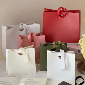 Sacs cadeaux en papier kraft de luxe écologiques en gros pour fabricants avec gaufrage, portables, personnalisables, deux tailles, ruban - Product Image 2