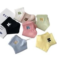Chaussettes brodées avec des lettres, chaussettes courtes pour femmes, chaussettes de sport, chaussettes en coton pour le printemps et l'été, chaussettes courtes polyvalentes à bout rond