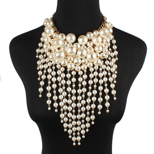 Grand ensemble de bijoux africains de luxe plaqué or, avec collier et boucles d'oreilles à plusieurs couches et perles d'imitation colorées, et pampilles imposantes - Product Image 2