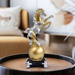 Statuetta di piccolo cavallo in resina transfrontaliera eco-compatibile con scultura in piedi creativa fatta a mano sala ingresso TV - Product Image 4
