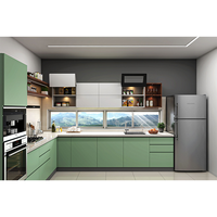 Ensemble d'armoires de cuisine modernes de luxe avec portes plates et portes vitrées, tiroirs à fermeture douce