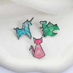 Atacado: Broche de Lapela em Liga de Zinco com Impressão UV, Tema Unicórnio, Dinossauro e Frutas, Estilo Europeu, para Mochilas e Roupas - Product Image 1