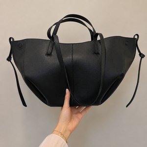 Sac fourre-tout Cyme pour femme avec logo personnalisé, design aile élégant et texturé en cuir PU, pochette de luxe à porter sous le bras - Product Image 1