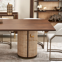 Table à manger de style bohème, plateau en bois massif et pieds cylindriques en rotin tressé avec garniture en laiton, mobilier contemporain