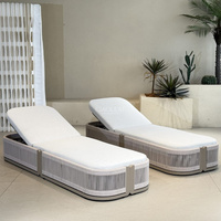 Chaise longue de piscine avec côtés en corde, coussin et dossier réglable pour terrasse extérieure