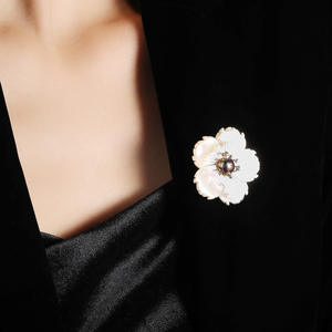 เข็มกลัดดอกคามิลเลียประดับมุกน้ำจืดและเซอร์คอนสไตล์เกาหลี พร้อมเปลือกหอยธรรมชาติแบบบาโรก ลดราคาพิเศษสำหรับงานแต่งงาน - Product Image 3