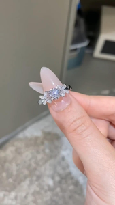 Bague de fiançailles en or blanc 14 carats avec diamant de laboratoire taille ronde et diamants d'appoint latéraux, bague de demande en mariage de luxe - Product Image 6