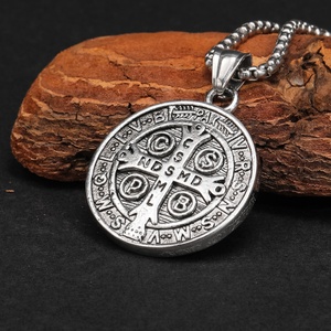 Collar con Colgante de Medalla de San Benito en Acero Inoxidable, Joyería Religiosa Cristiana, Cadena de Moda, Diseño Personalizado, Regalo para Hombres y Mujeres - Product Image 4