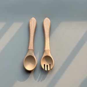 Juego de tenedor y cuchara de silicona de grado alimenticio para bebé, sin BPA, con mango de madera, cubiertos para niños pequeños, utensilios de mesa para niños - Product Image 3