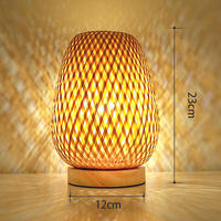 Lampe de table en bambou et rotin tissée à la main, lumière rétro chaude