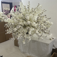 IFG Bestseller 80cm Künstliche Weiße Blumen mit Eukalyptus und Grünzeug Blumenball für Hochzeit Abschlussfeier Halloween Dekoration