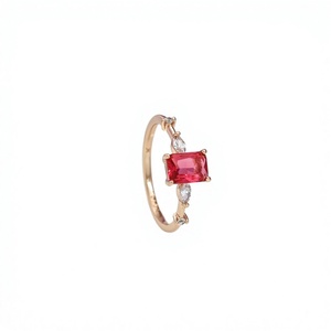 Bague en laiton plaqué rhodium imitation avec pierre carrée en oxyde de zirconium taille émeraude rouge, classique pour fiançailles et mariage - Product Image 3