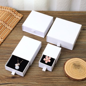 Boîte à bijoux de luxe avec fermeture magnétique, emballage papier personnalisé avec logo et tringle de suspension - Product Image 3