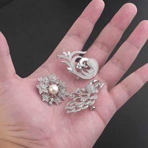 เข็มกลัดโลหะประดับเพชรเทียมสไตล์เรโทรสุดหรูสำหรับผู้หญิงและผู้ชาย เหมาะสำหรับงานแต่งงานและแฟชั่น เครื่องประดับเสื้อผ้าส่วนตัว - Product Image 3