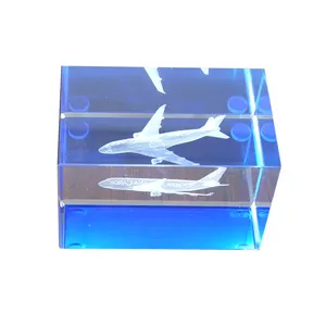 Pas cher 3D Laser Gravé Modèle D'avion Bleu Couleur Cristal Cube Prix Cadeau Pour Les Invités De Mariage