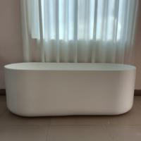 Baignoire autoportante ovale en pierre artificielle de luxe, finition mate blanche, surface solide, pour la rénovation de salle de bain moderne