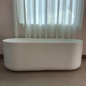 Baignoire autoportante ovale en pierre artificielle de luxe, finition mate blanche, surface solide, pour la rénovation de salle de bain moderne - Product Image 6