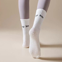 Lettres Jacquard personnalisées de haute qualité Logo Grip Chaussettes Chaussettes en coton Cours de yoga Exercices Design à la mode Chaussettes Pilates