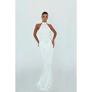 Vestido de Gala de Satén Blanco de Lujo con Detalles de Encaje, Cintura Imperio, Cintura Baja, Estilo Sencillo, Disponible en Talla XS - Product Image 3