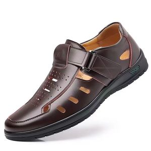 Sommerliche, leichte und rutschfeste Sandalen aus echtem Leder für Herren – atmungsaktive Freizeitschuhe mit weicher Sohle für mittlere und ältere Menschen - Product Image 1