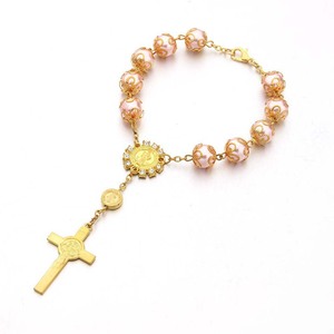Pulsera de Perlas de Vidrio de 10 mm con Medalla de Nuestra Señora y Centro de Diamantes de Imitación de San Benito, Regalo para Bautizo y Comunión - Product Image 4