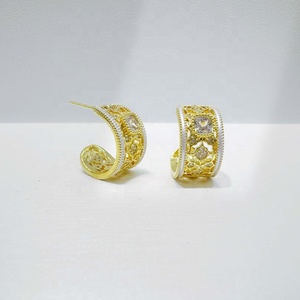 Boucles d'oreilles tendance en argent sterling 925, design CC, élégantes, zircon, pour soirée, été, femmes, uniques, fleurs en or 14 carats. - Product Image 1