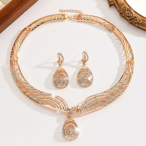 Cross-border Europe and the United States hot gold zinc alloy inlaid rhinestone hollow necklace earrings set ladies jewelry - Product Image 2