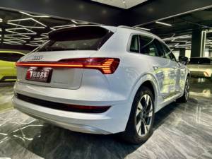 <span class=keywords><strong>Audi</strong></span> <span class=keywords><strong>E</strong></span>-<span class=keywords><strong>tron</strong></span> Modelo 2019 50, Lujoso, Eléctrico, Batería de Litio Ternaria, Tracción en las Cuatro Ruedas, Autonomía de 500 km, Volante a la Izquierda, Cuero, R20 Oscuro - Product Image 5