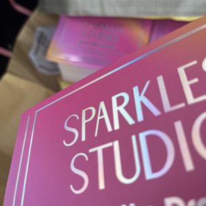 Nouvelles cartes d'étiquettes en papier coloré avec logo, dorure argentée, feuille arc-en-ciel, impression numérique, pelliculage et gaufrage/débossage - Product Image 5