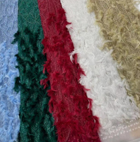 Tissu en dentelle brodée à la main, orné de plumes et de paillettes, idéal pour robes de soirée de luxe et la couture.